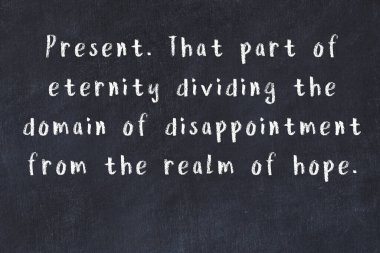 Üzerinde bilge yazılar olan siyah karatahta.