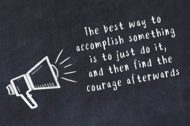 Tebeşir hoparlörü ve siyah masada akıllıca bir alıntı.