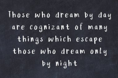 Siyah karatahtaya Tebeşir Bilgisi Yazısı