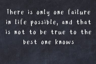 Siyah masadaki akıllı alıntıların tebeşiri.