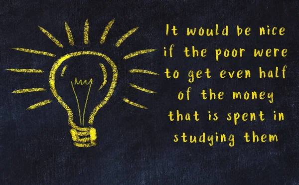 Black chalkboard with a bulb sketch and smart quote — Stock Photo, Image