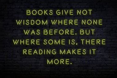 Tuğla duvardaki neon ışığın gece görüşü. Bilge Qoutation. 