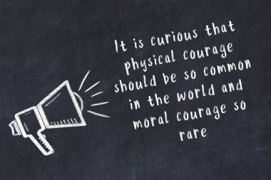 Tebeşir hoparlörü ve siyah masada akıllıca bir alıntı.