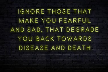 Akıllıca alıntı. Duvara karşı neon yazıtlar