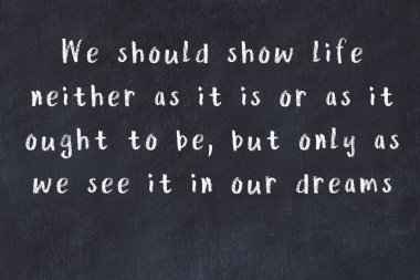 Üzerinde bilge yazılar olan siyah karatahta.