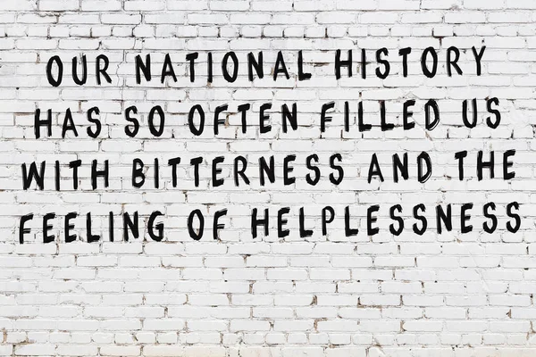 Svart målad inskription av smart citat på vit tegelvägg — Stockfoto