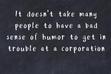 Üzerinde bilge yazılar olan siyah karatahta.