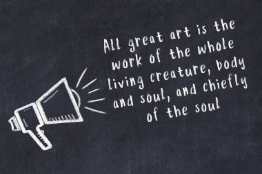 Siyah masaya hoparlör ve motivasyonel alıntının tebeşir çizimi