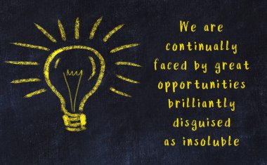 Ampul çizimi ve akıllı alıntıyla siyah karatahta