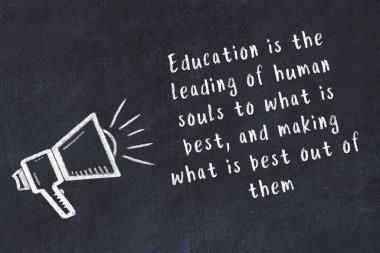 Tebeşir hoparlörü ve siyah masada akıllıca bir alıntı.