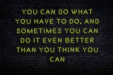 Tuğla duvardaki neon ışığın gece görüşü. Bilge Qoutation. 