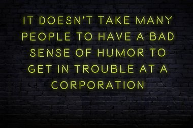 Akıllıca alıntı. Duvara karşı neon yazıtlar