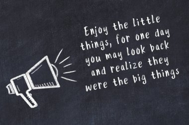 Siyah masaya hoparlör ve motivasyonel alıntının tebeşir çizimi