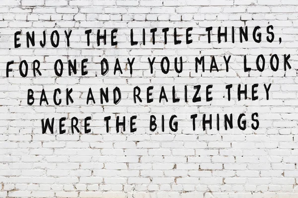 Zwart geschilderde inscriptie van slimme citaat op witte bakstenen muur — Stockfoto
