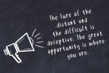 Tebeşir hoparlörü ve siyah masada akıllıca bir alıntı.