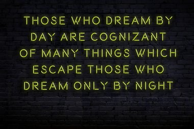 Tuğla duvardaki neon ışığın gece görüşü. Bilge Qoutation. 