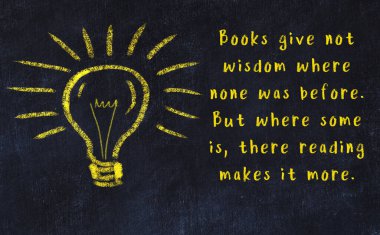 Bir ampulün tebeşir çizimi ve bilgece alıntıların yazımı