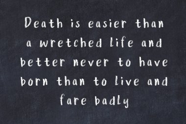 Siyah masadaki akıllı alıntıların tebeşiri.