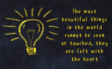 Ampul çizimi ve akıllı alıntıyla siyah karatahta
