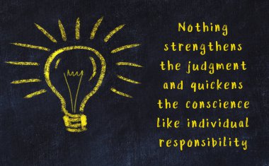 Bir ampulün tebeşir çizimi ve bilgece alıntıların yazımı