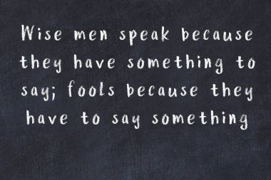 Siyah karatahtaya Tebeşir Bilgisi Yazısı