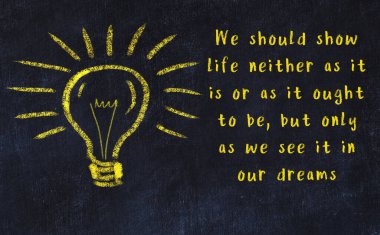 Ampul çizimi ve akıllı alıntıyla siyah karatahta