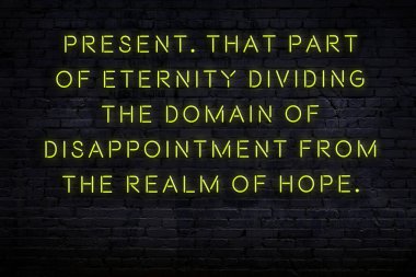 Tuğla duvardaki neon ışığın gece görüşü. Bilge Qoutation. 