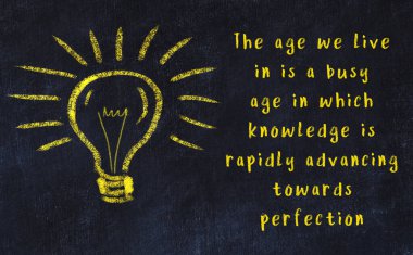 Ampul çizimi ve akıllı alıntıyla siyah karatahta