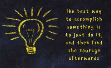 Ampul çizimi ve akıllı alıntıyla siyah karatahta