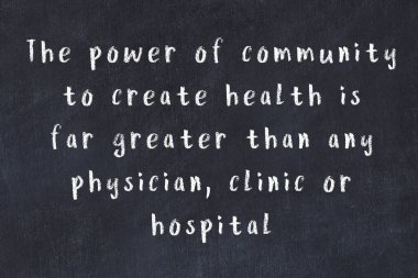 Siyah masadaki akıllı alıntıların tebeşiri.