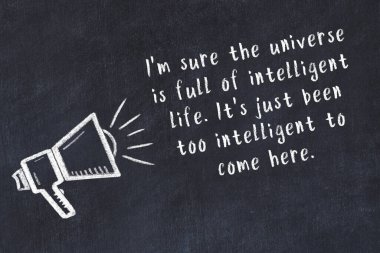 Tebeşir hoparlörü ve siyah masada akıllıca bir alıntı.