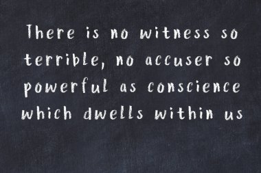 Siyah masadaki akıllı alıntıların tebeşiri.