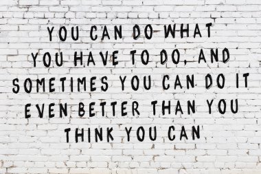 Bilgece alıntıların yazılı olduğu siyah boyanmış beyaz tuğla duvar