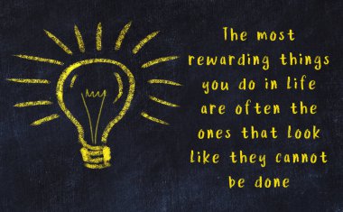 Ampul çizimi ve akıllı alıntıyla siyah karatahta