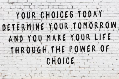 Bilgece alıntıların yazılı olduğu siyah boyanmış beyaz tuğla duvar