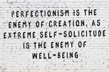 Beyaz tuğla duvar arkaplanına siyah düşünceli bir yazı.