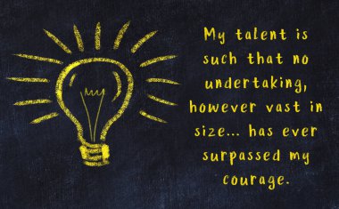 Ampul çizimi ve akıllı alıntıyla siyah karatahta