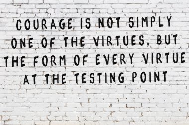 Bilgece alıntıların yazılı olduğu siyah boyanmış beyaz tuğla duvar