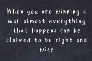 Siyah masadaki akıllı alıntıların tebeşiri.