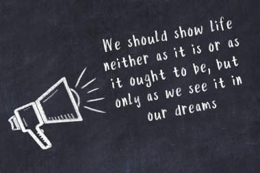 Siyah masaya hoparlör ve motivasyonel alıntının tebeşir çizimi