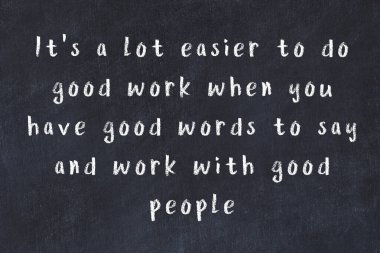 Üzerinde bilge yazılar olan siyah karatahta.