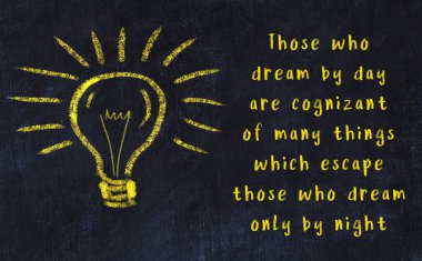 Ampul çizimi ve akıllı alıntıyla siyah karatahta