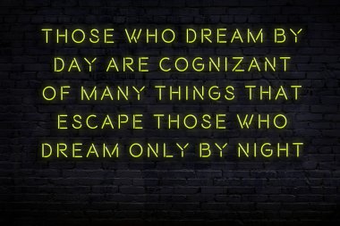 Tuğla duvardaki neon ışığın gece görüşü. Bilge Qoutation. 