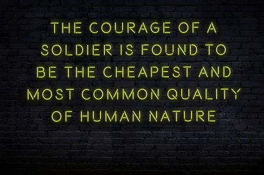 Akıllıca alıntı. Duvara karşı neon yazıtlar