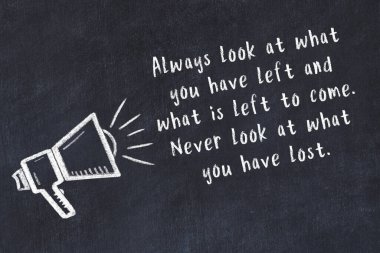 Siyah masaya hoparlör ve motivasyonel alıntının tebeşir çizimi