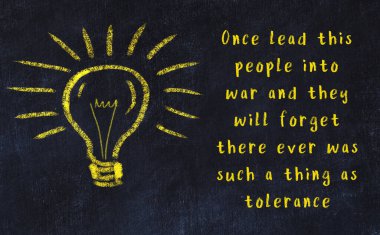 Ampul çizimi ve akıllı alıntıyla siyah karatahta