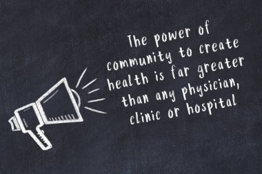 Siyah masaya hoparlör ve motivasyonel alıntının tebeşir çizimi