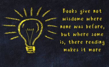 Ampul çizimi ve akıllı alıntıyla siyah karatahta