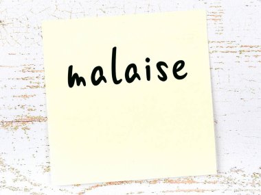 Kelime rahatsızlığı olan sarı kağıt. Hatırlatma konsepti