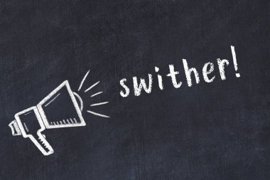 Tebeşir hoparlörü ve yazıt siyah karatahtanın üzerinde hızla ilerliyor.